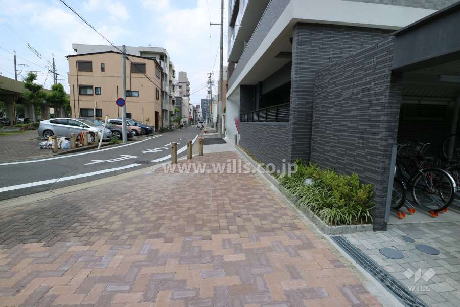 敷地南側の前面道路（東側から）
