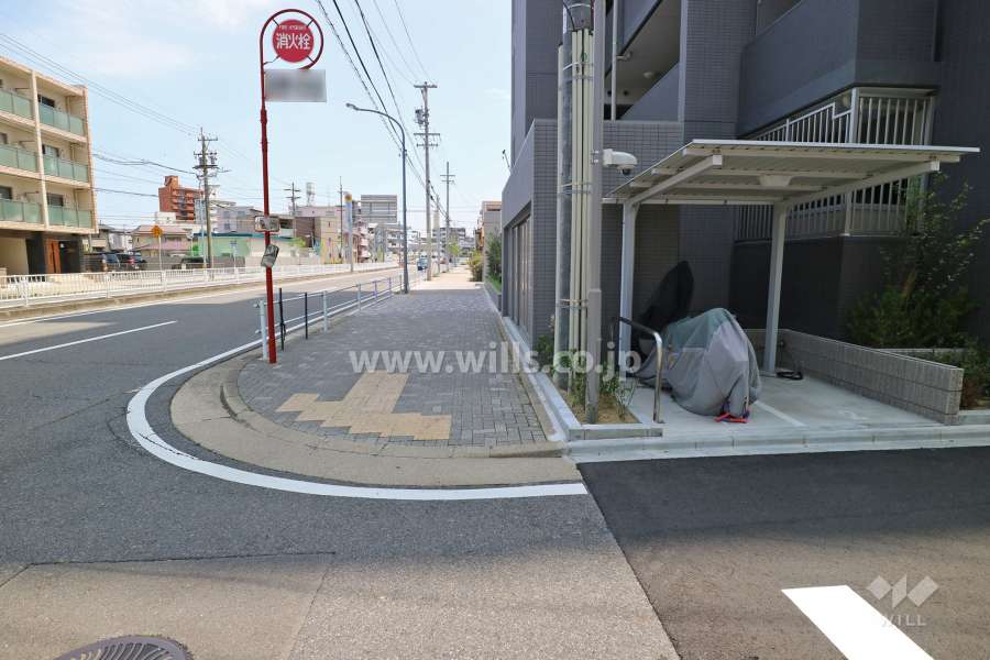 敷地北側の前面道路（西側から）