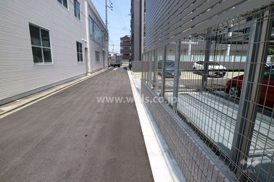 敷地西側の前面道路（南側から）