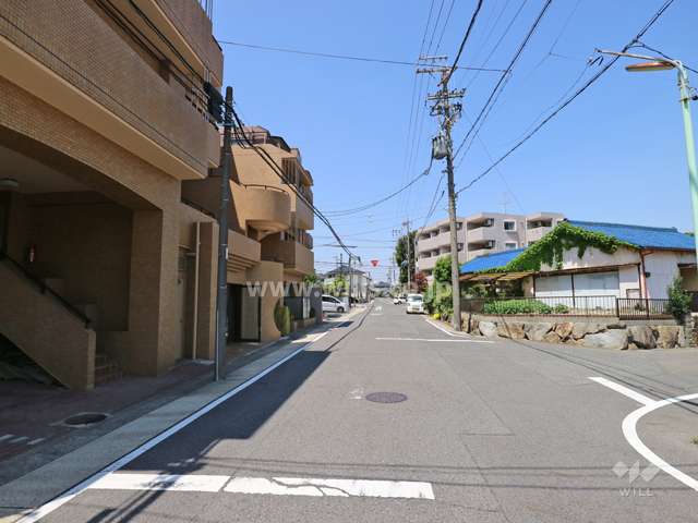 敷地の北側前面道路（東側から）