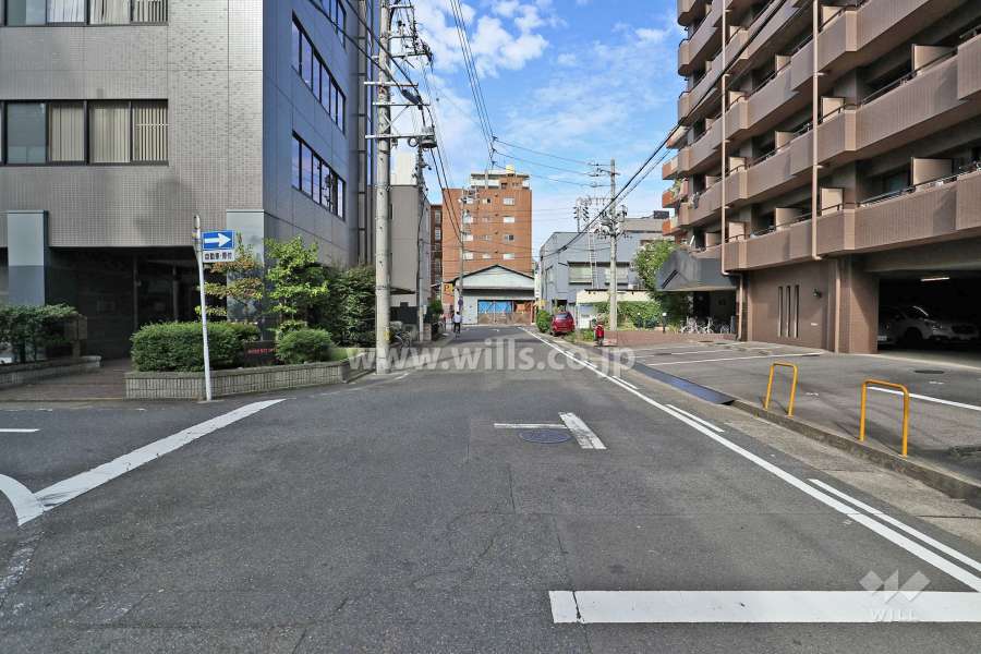 敷地南側の前面道路（東側から）