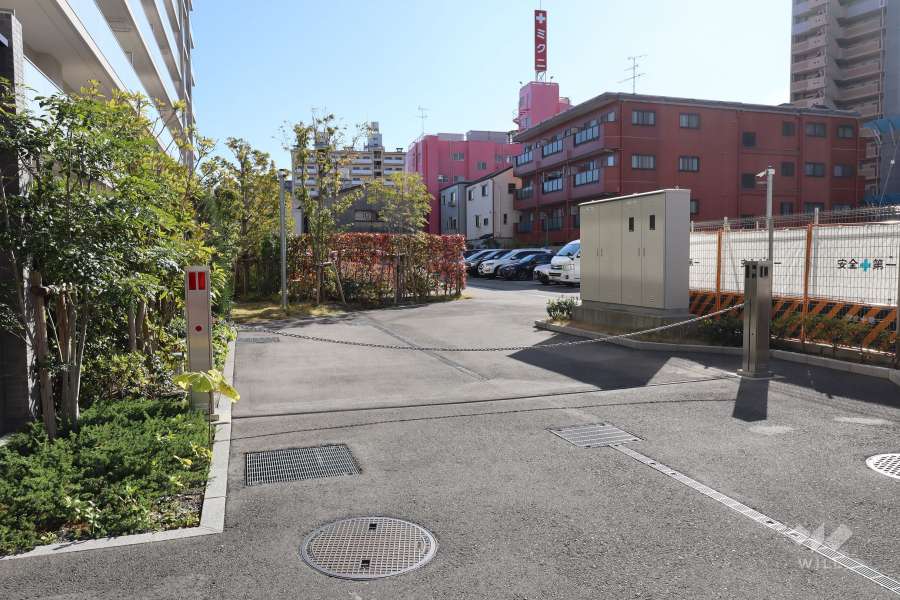 駐車場の出入口（ロボットゲート付きです。）