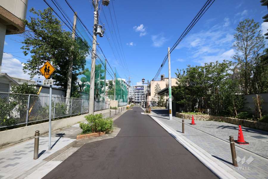 敷地北側の前面道路（西側から）