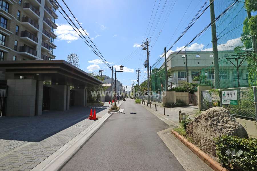 敷地北側の前面道路（東側から）