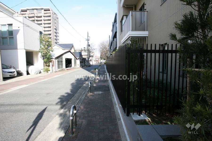 敷地西側の前面道路（南側から）