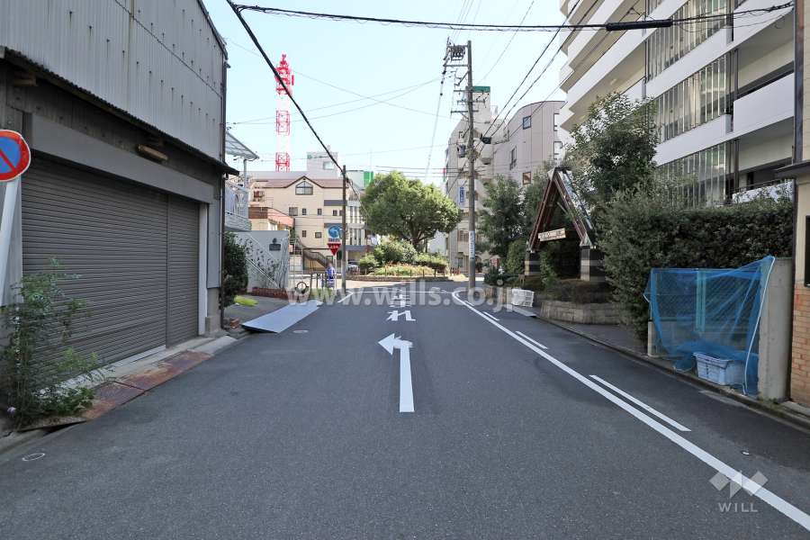 敷地北側の前面道路（西側から）