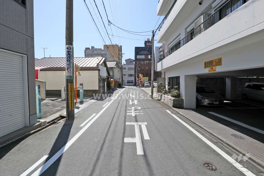 敷地東側の前面道路（北側から）