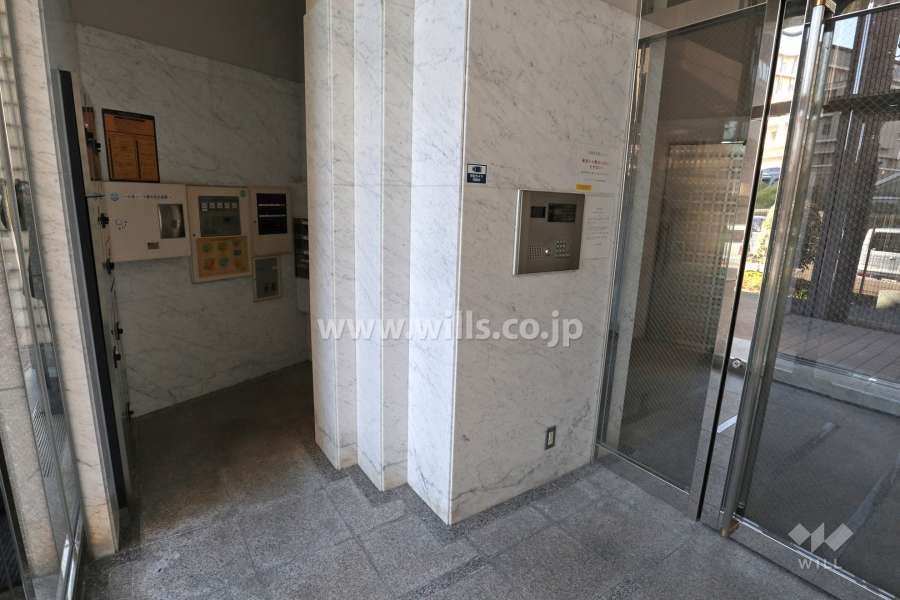 エントランスはオートロック付きです。