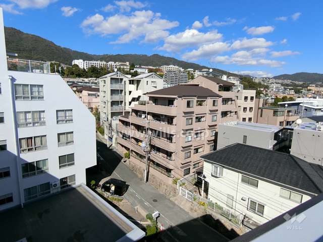 甲南ドルチェ六甲の遠景。周辺はマンションと一戸建ての混在する住宅地です。