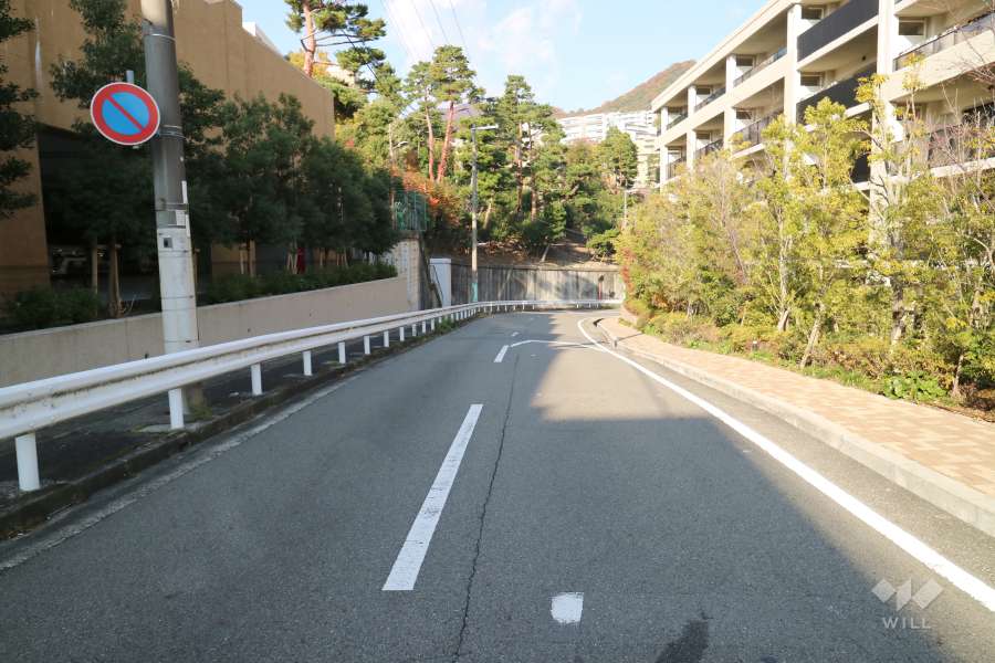 敷地南西側の前面道路（東側から）