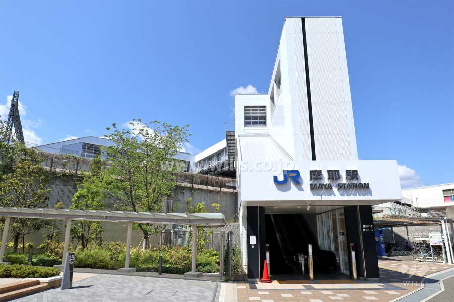 マンション敷地はJR摩耶駅入り口と隣接しています。