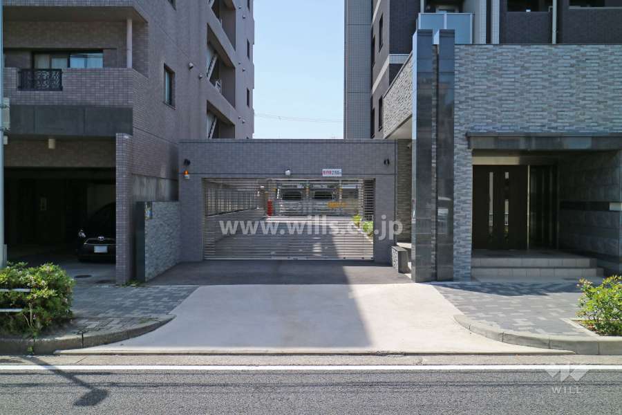 駐車場出入り口(リングシャッター付き)