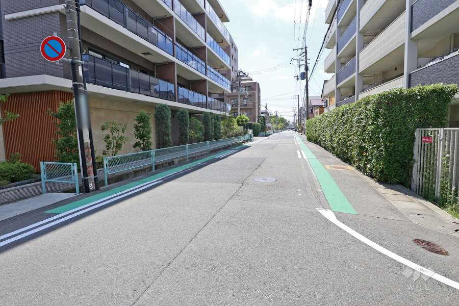 敷地西側の前面道路