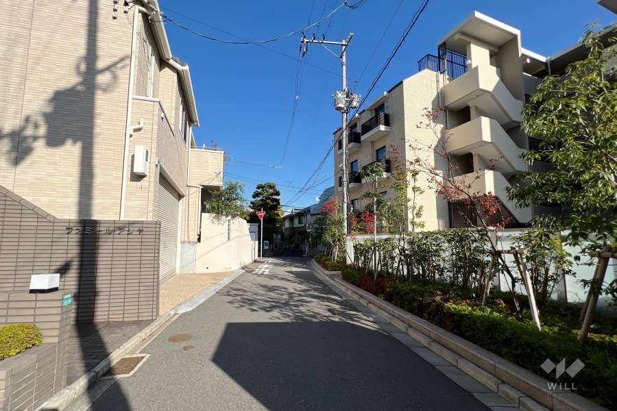 敷地北側の前面道路(西側から)