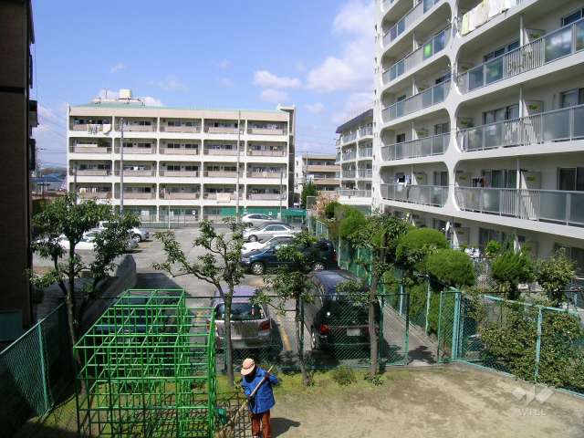 駐車場の南側にある公園（右の建物は2号館）