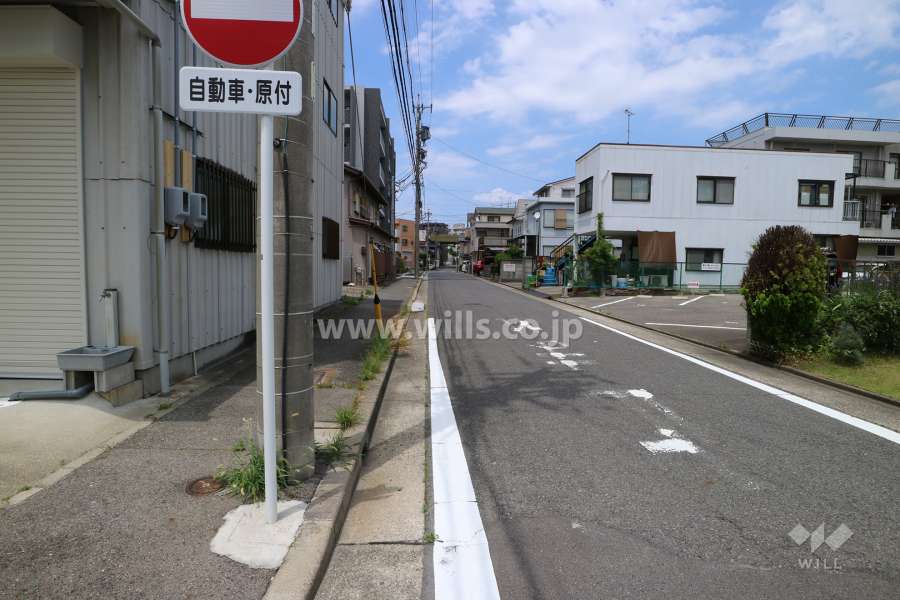 敷地の東側前面道路（南側から）