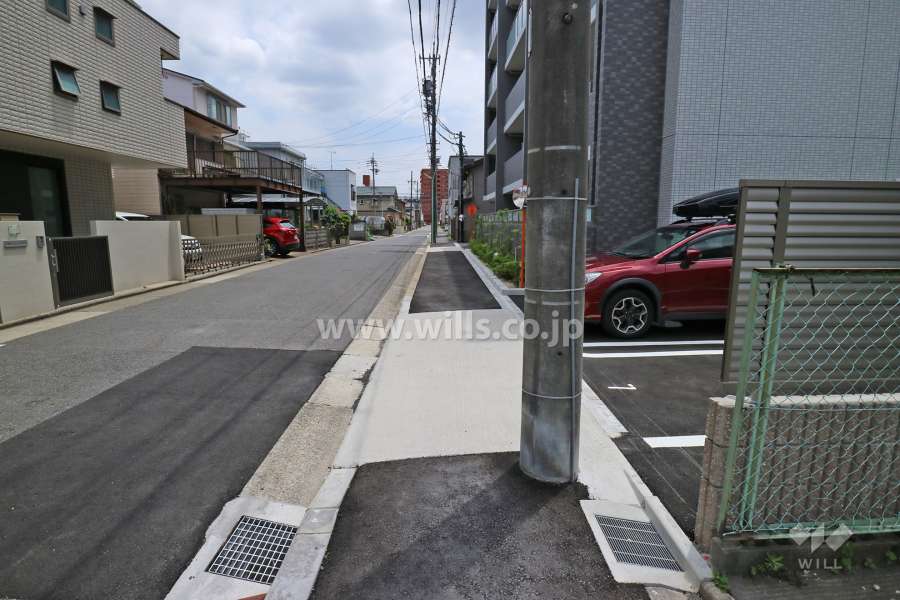 敷地の東側前面道路（北側から）
