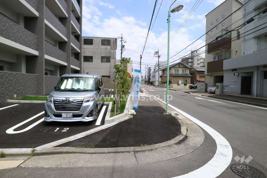 敷地の南側前面道路（西側から）