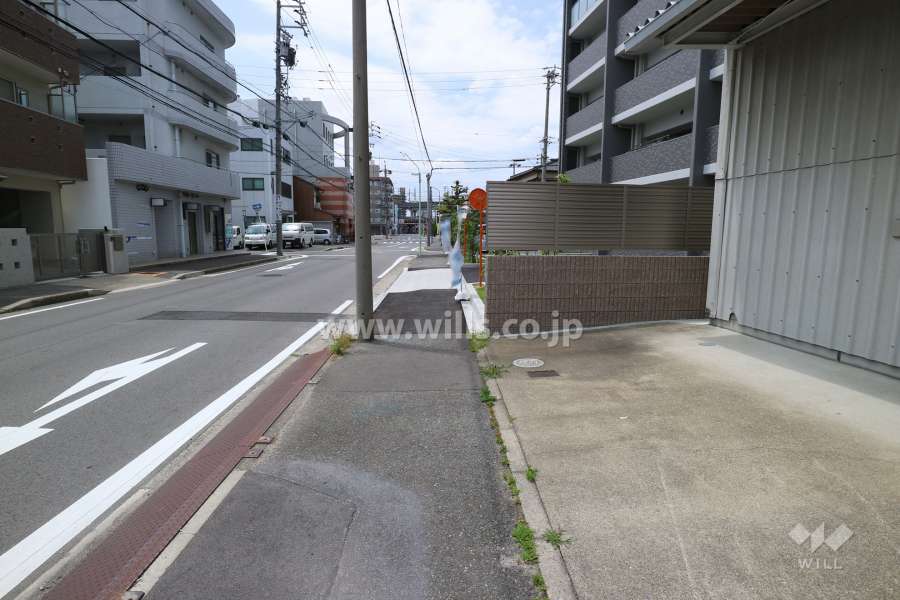 敷地の南側前面道路（東側から）