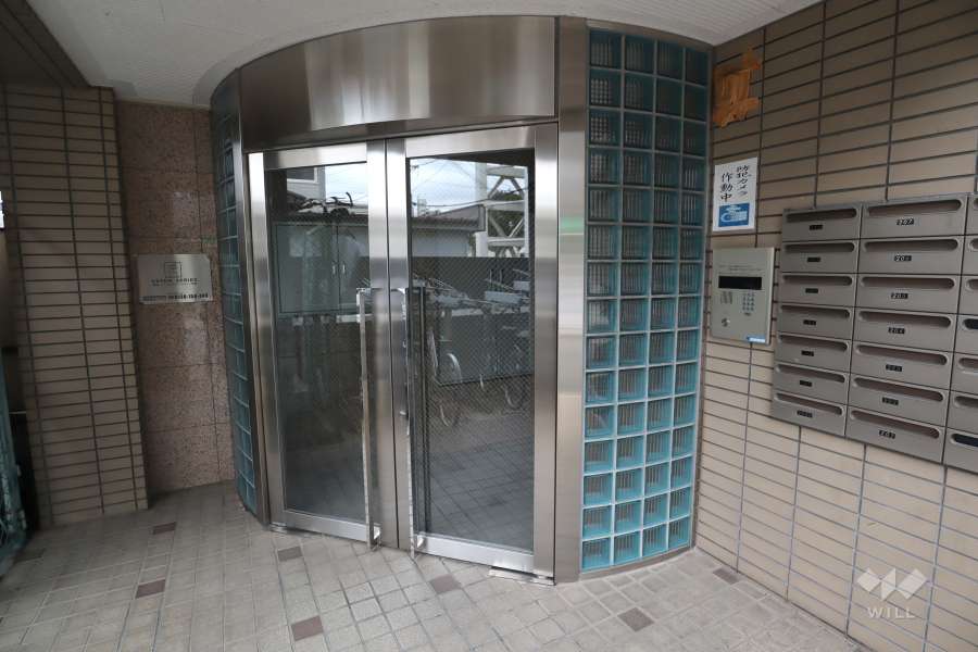 エントランスはオートロック付です。