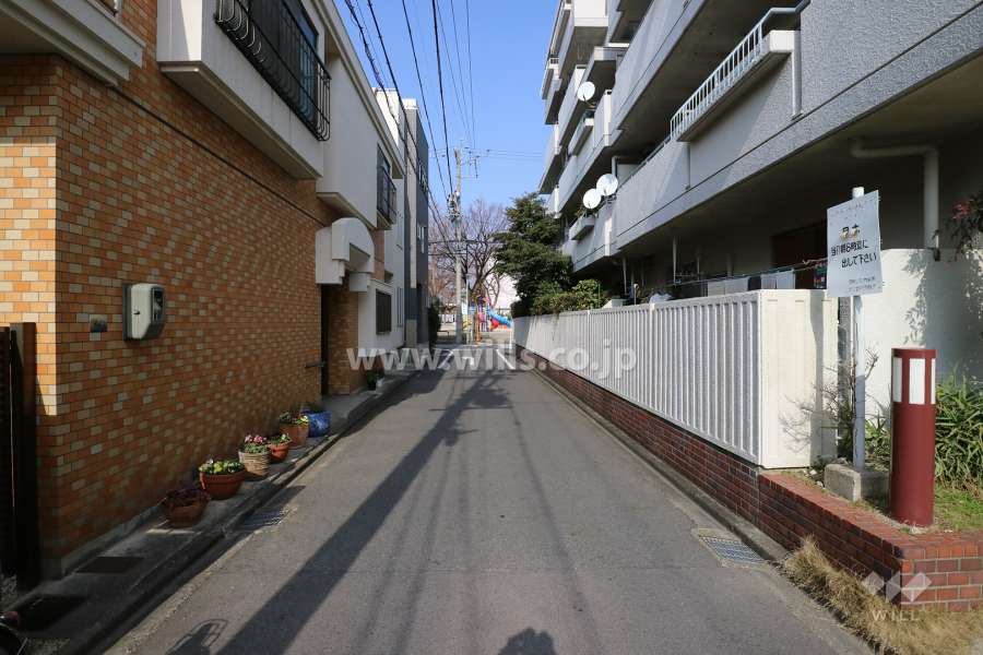 敷地西側の前面道路