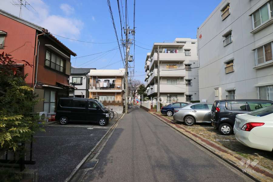敷地西側の前面道路