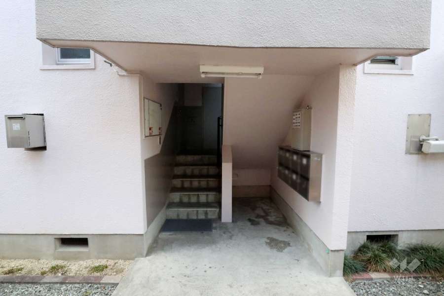 住戸入り口（共用ポスト）