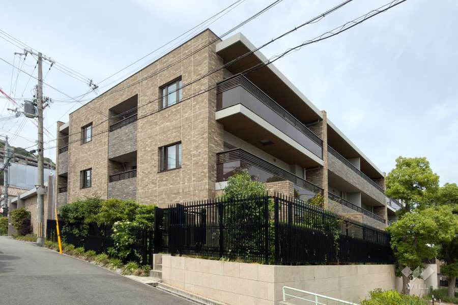 ディアエスタミオ西岡本マンションの外観（南西側から）