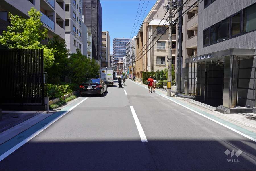 敷地北側の前面道路（南側から）