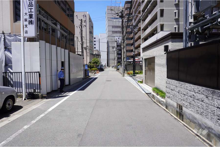 敷地南側の前面道路（東側から）