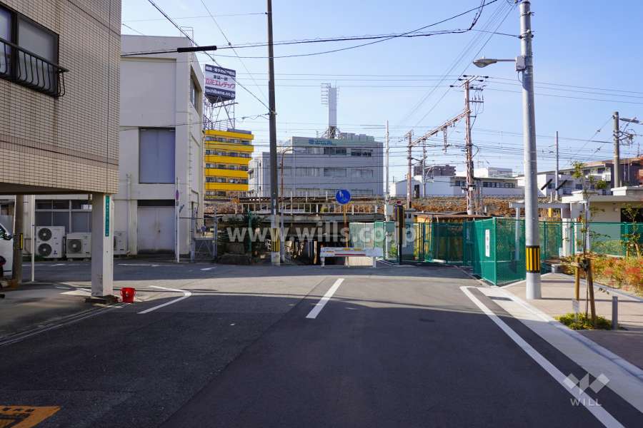 敷地南側の前面道路（東側から）