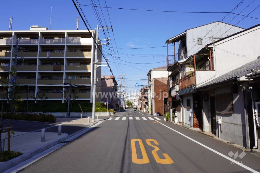 敷地東側の前面道路（南側から）