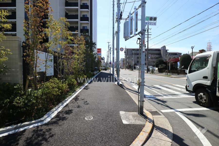 敷地西側の前面道路