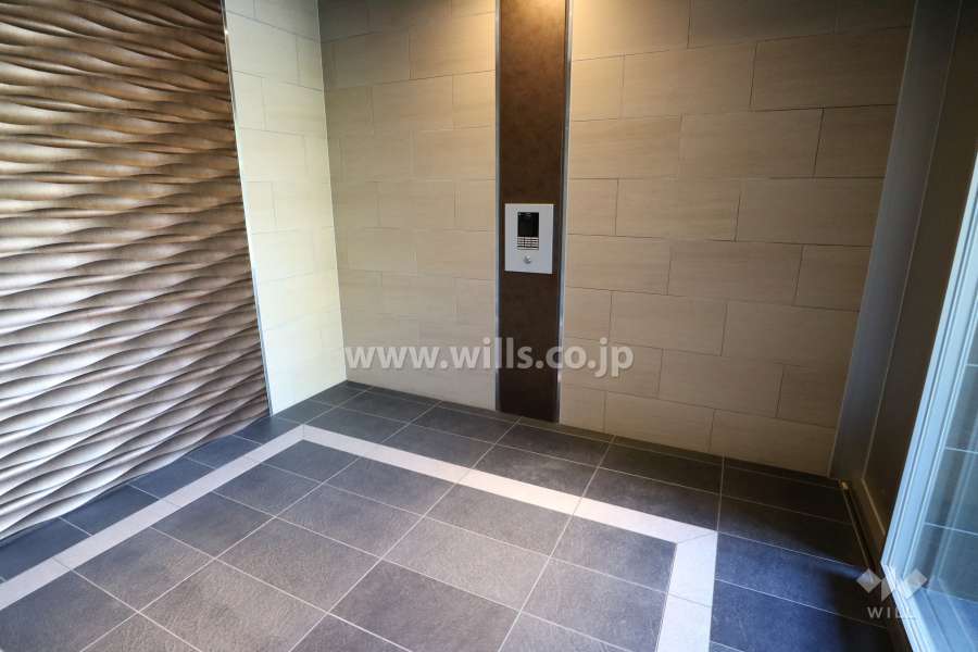 エントランスはオートロック付きです。