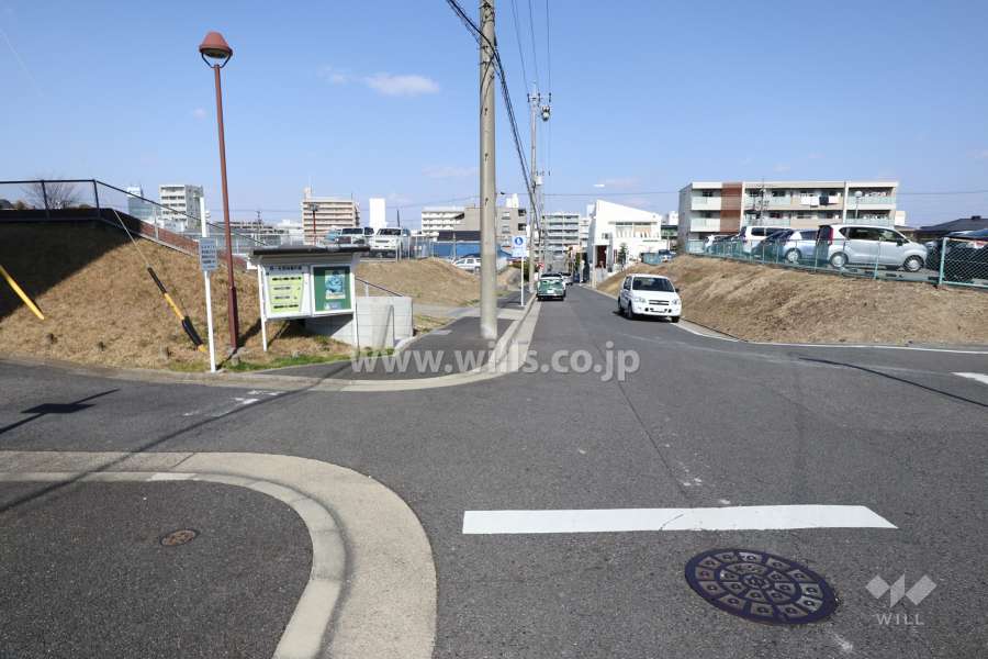 敷地東側の前面道路(南側から)