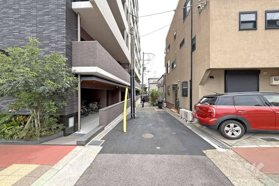敷地西側の前面道路（北側から）