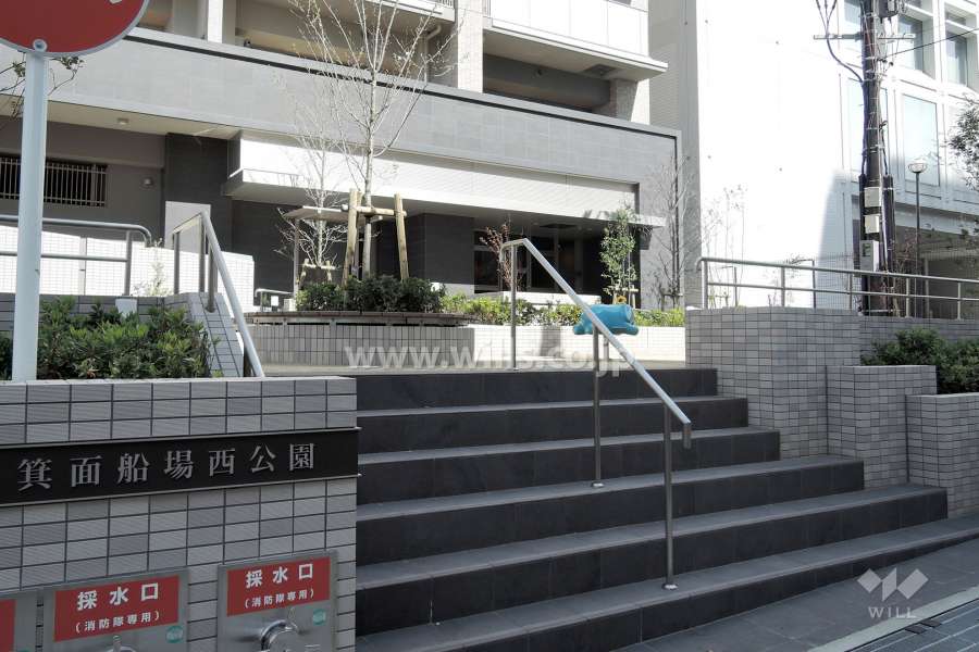 敷地内に「箕面船場西公園」があります。