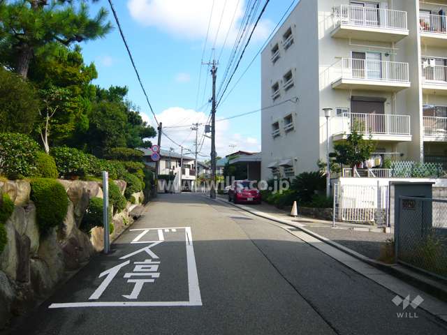 周辺は緑豊かで閑静な住宅街。目の前にバス停があります。