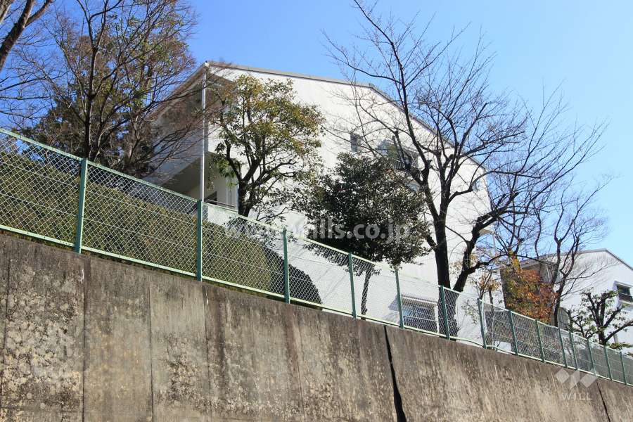 八事本町団地８号棟の外観（北西側から）
