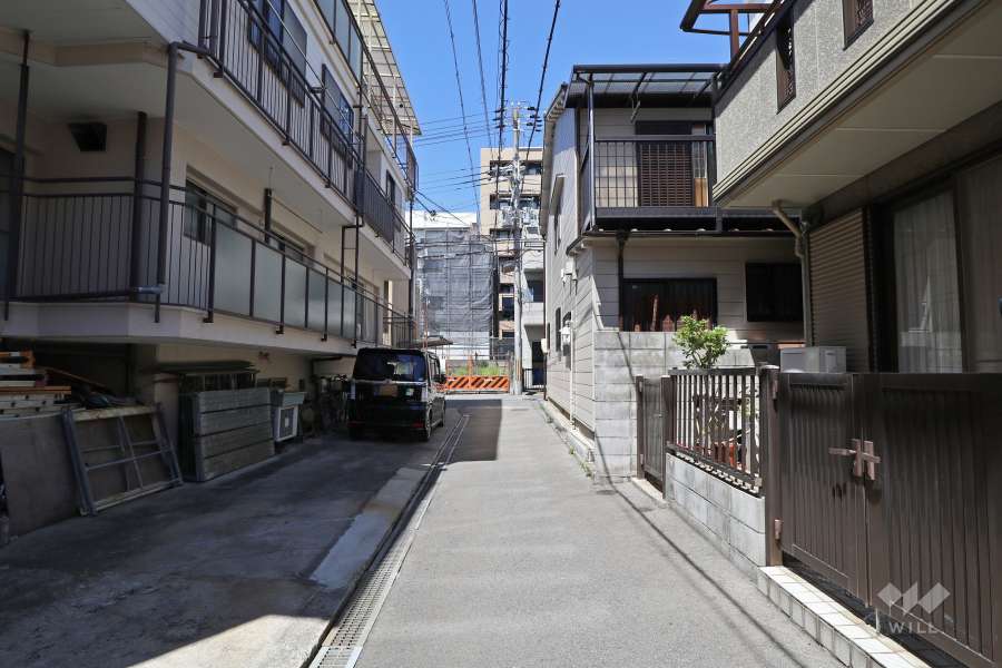 敷地東側の前面道路