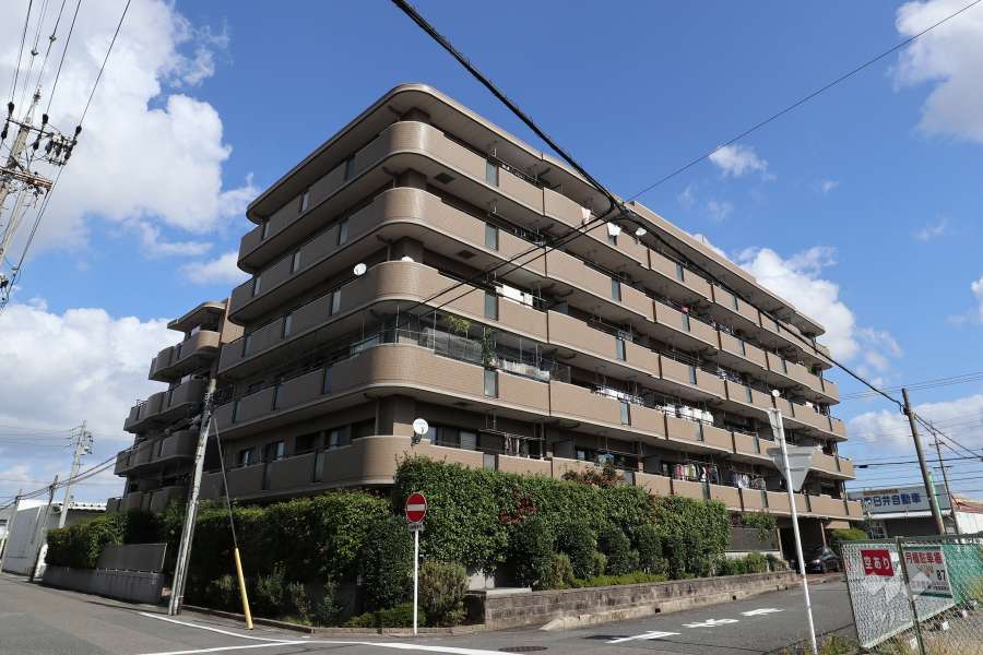 ライオンズマンション春日井中央通の外観（南側から）
