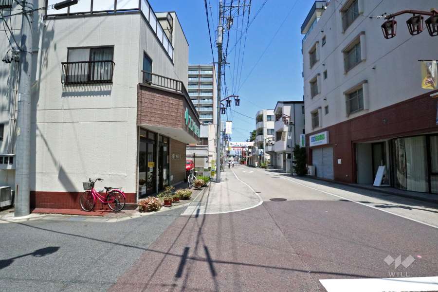 敷地西側の前面道路