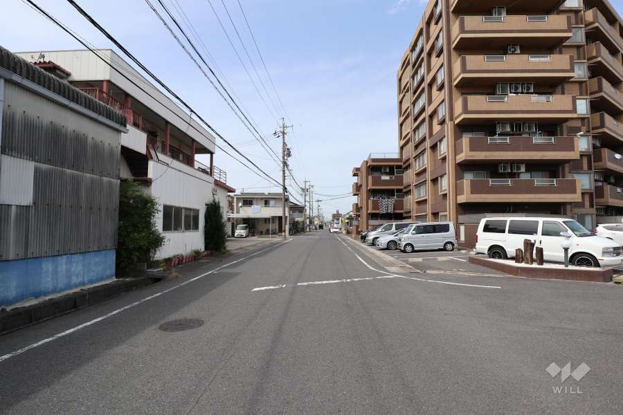 敷地西側の前面道路