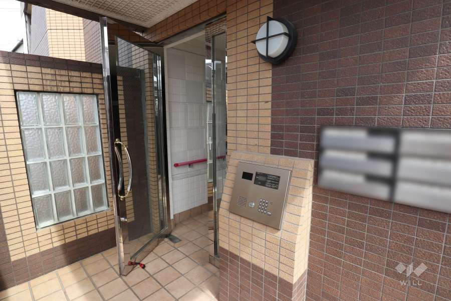 エントランスはオートロック付きです。