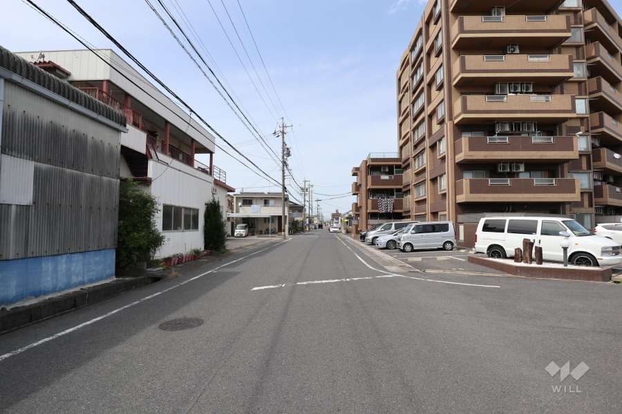敷地西側の前面道路