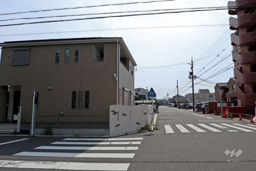 敷地北側の前面道路（西側から）