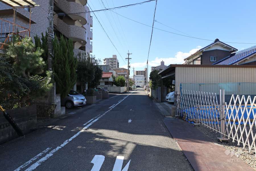 敷地北側の前面道路（東側から）