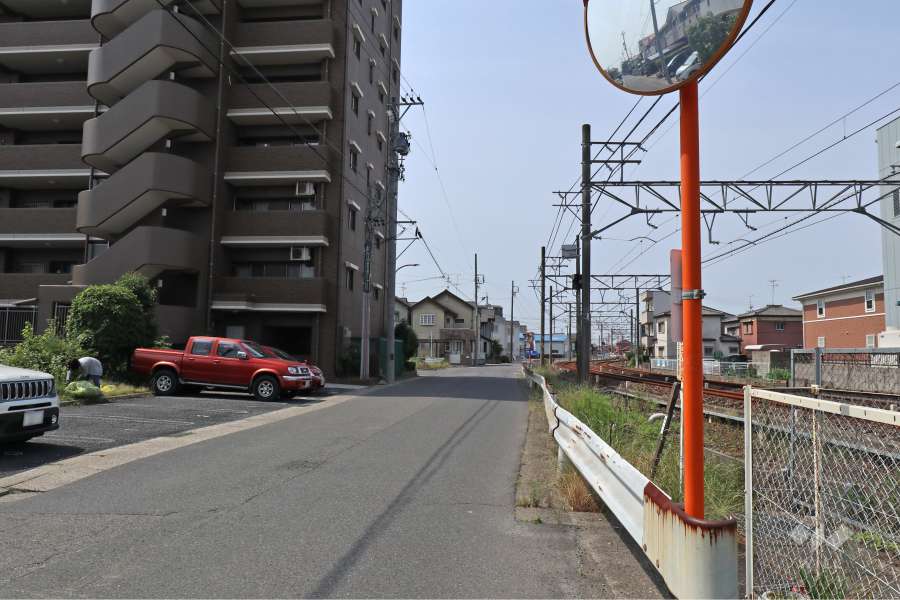 敷地西側の前面道路