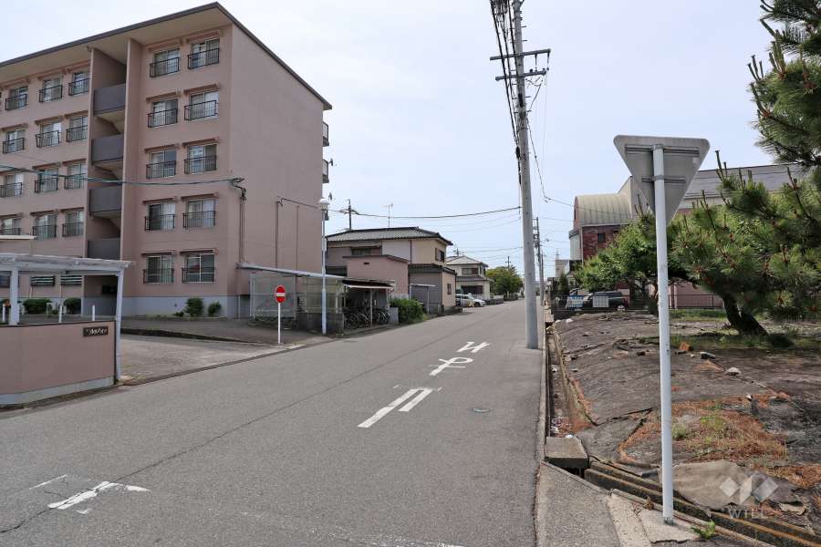 敷地西側の前面道路