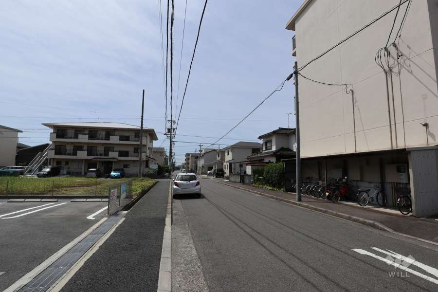敷地東側の前面道路（北側から）